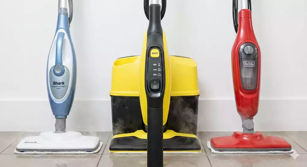 Vue comparative de trois balais vapeur alignés côte à côte sur un sol carrelé et émettant de la vapeur : un Shark bleu et blanc, un Kärcher jaune et noir, et un Black+Decker rouge. Le panneau de contrôle sur la poignée du Kärcher central, incluant le bouton BOOST et les LEDs de niveau de vapeur, est montré en focus net